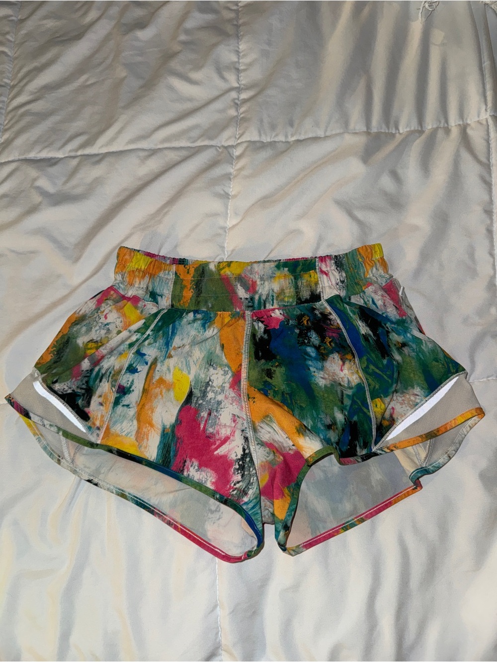 Lululemon Hotty Hot Shorts LR Size 4, 2.5”